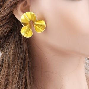 3/38🌸Irregular Twisted Spiral Glossy stud Earring
